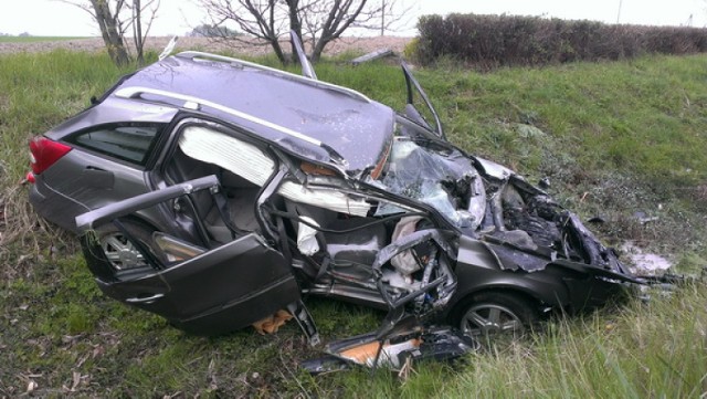 Wypadek na obwodnicy - drodze krajowej nr 11 w Pleszewie. Auto wypadło z drogi, dachowało i zapaliło się. 5-letnia córka kierującej autem doznała poważnych obrażeń i została przewieziona do ostrowskiego szpitala. Na miejscu wypadku pojawił się helikopter sanitarny. 

ZOBACZ WIĘCEJ: Wypadek na obwodnicy ostrowskiej w Pleszewie. Pięciolatka straciła rękę [ZDJĘCIA]