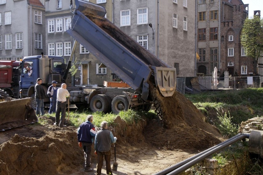 Działka nieopodal bazyliki Mariackiej szpeci od sześciu lat. W końcu zostanie zasypana [ZDJĘCIA]