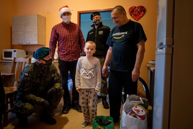 Żołnierze 3 Batalionu Logistycznego Ziemi Goleniowskiej odwiedzili małych pacjentów Kliniki Pediatrii, Hematologii i Onkologii Dziecięcej SPSK1 PUM w Szczecinie