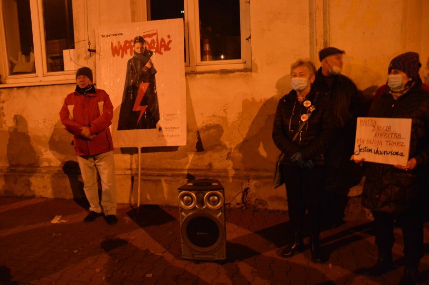 Strajk Kobiet w Tomaszowie. Protestowali w obronie praw kobiet, policja skutecznie uniemożliwiła przejście przez miasto [ZDJĘCIA, FILM] 