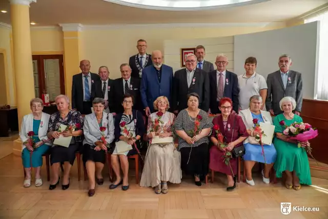 Jedno ze wspólnych zdjęć par obchodzących jubileusz 50-lecia pożycia małżeńskiego. Na kolejnych zdjęciach zobacz jak medale otrzymują wszystkie 30 par.