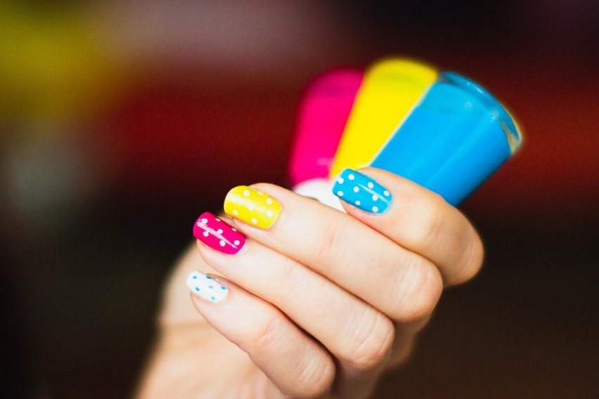 Dots manicure można wykonać zwykłymi lakierami do paznokci.