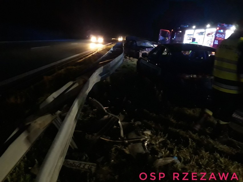 Wypadek na autostradzie A4 w Rzezawie, kierowca bmw uderzył w bariery energochłonne, jedna osoba ranna [ZDJĘCIA]