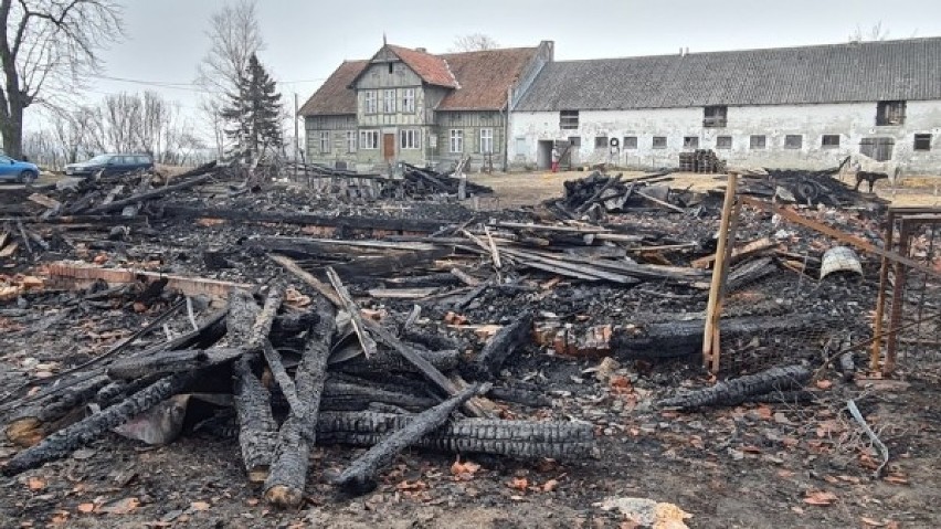 Lubieszewo: Tragiczny w skutkach pożar. Trwa zbiórka na odbudowę spichlerza i jedzenie dla koni