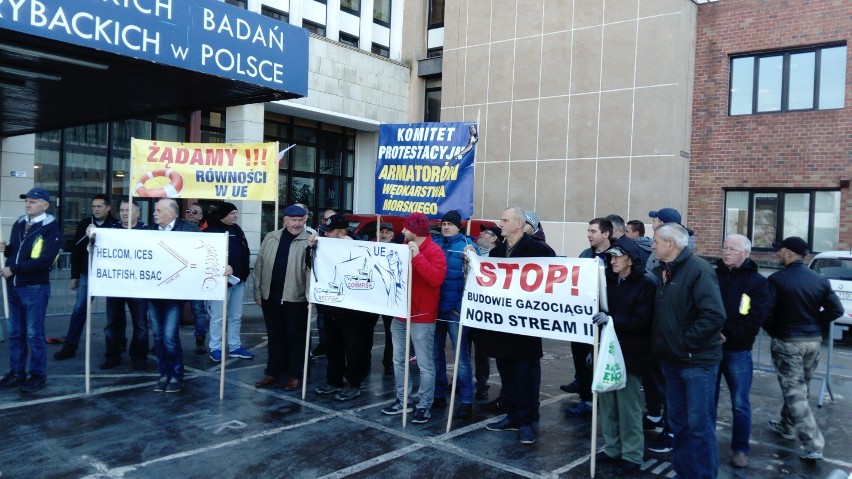 Protest rybaków w Gdyni. Ostrzegają, że Unia Europejska doprowadzi ich do bankructwa [zdjęcia]