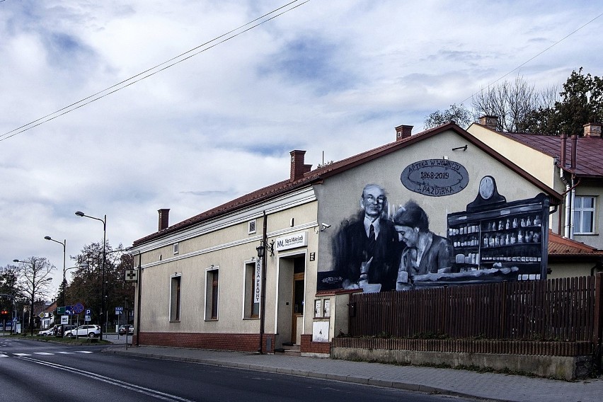 W Wojniczu powstał apteczny mural na podstawie historycznej fotografii