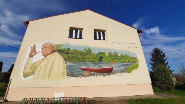 Mural upamiętniający wizytę ks. Karola Wojtyły (przyszłego papieża Jana Pawła II) nad Sanem w Walawie powstał na ścianie miejscowej Szkoły Podstawowej.