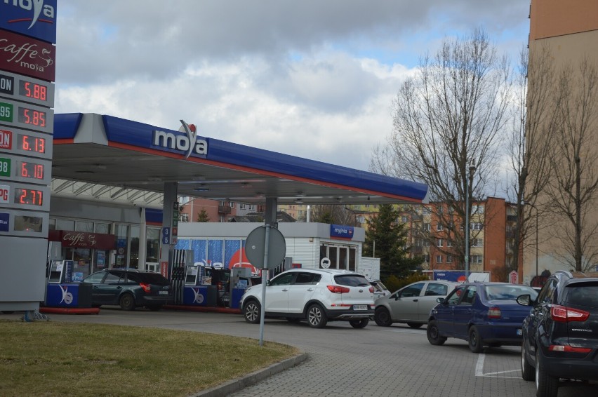 Kolejki na stacjach paliw, a dziś także do bankomatów w Bełchatowie. Instytucje finansowe uspokajają, Orlen rozwiązuje umowy