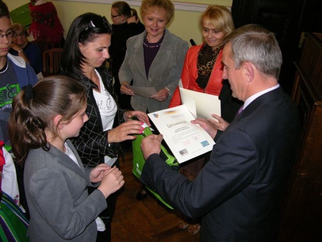 Międzynarodowy Dzień Rodziny w skierniewickim starostwie uczczono seminarium na temat „Porozmawiaj o rodzinie i talentach”. Był wykład o kształtowaniu postaw twórczych dzieci, prezentacja dużych talentów (Katarzyna Białkowska, Agnieszka Głuszek, Krzysztof Supera i Mirosław Klemba) oraz nagrody dla małych talentów ze szkół i przedszkoli powiatu.