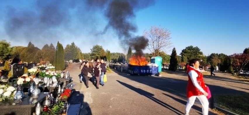 Pożar na cmentarzu na Firleju w Radomiu. Paliły się śmieci w kontenerze, interweniowała straż pożarna