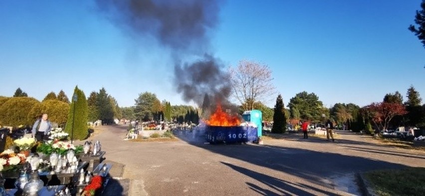 Pożar na cmentarzu na Firleju w Radomiu. Paliły się śmieci w kontenerze, interweniowała straż pożarna