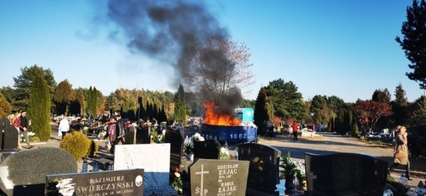 Pożar na cmentarzu na Firleju w Radomiu. Paliły się śmieci w kontenerze, interweniowała straż pożarna