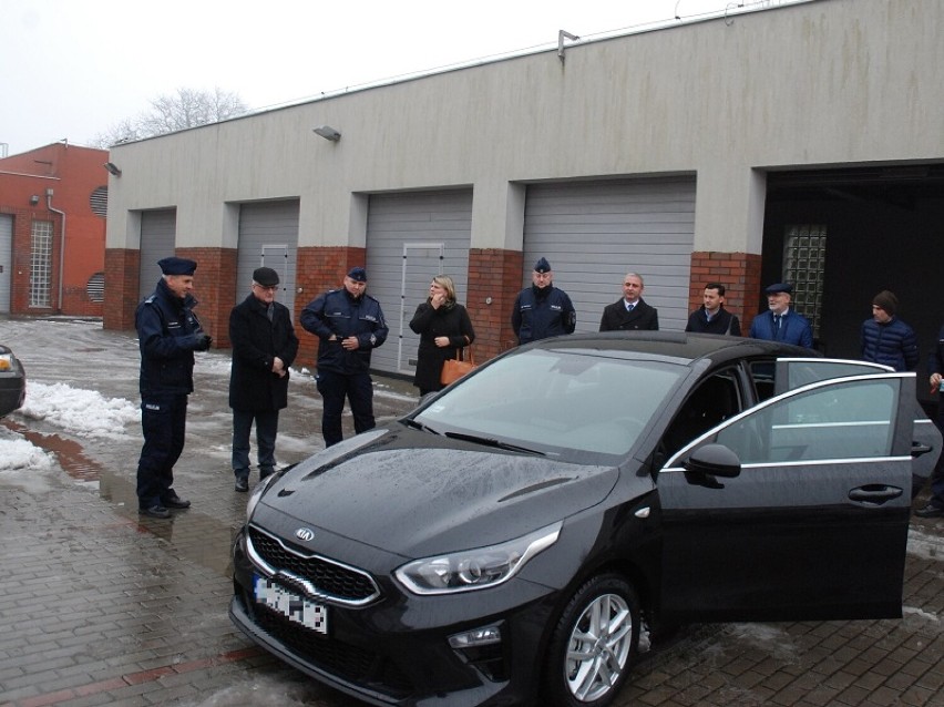 Policjanci kryminalni z Człuchowa mają nowy nieoznakowany radiowóz. Dorzuciły się do niego samorządy