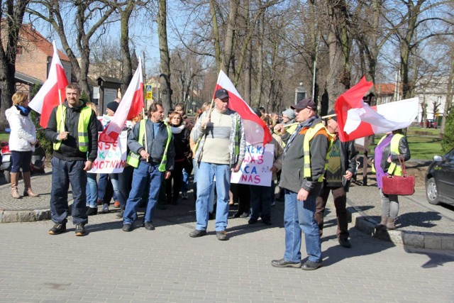 KIS Międzychód - protest przed Urzędem Miasta i Gminy w Międzychodzie 18.03.2015