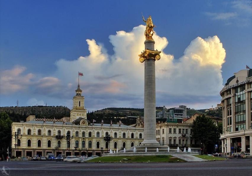 Siedziba mera gruzińskiej stolicy - ratusz w Tbilisi oraz...