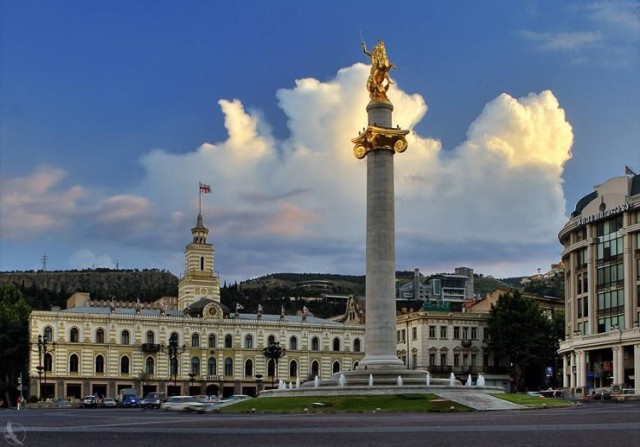 Siedziba mera gruzińskiej stolicy - ratusz w Tbilisi oraz kolumna św. Jerzego, patrona Gruzji