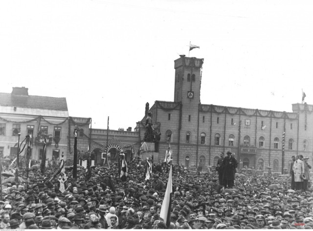 10 sierpnia 1930 , Radom, Rynek. IX Zjazd Legionistów. Msza polowa, uroczystość odsłonięcia Pomnika Czynu Legionów i defilada.


ZOBACZ TEŻ: 

Jak wyglądało Osiedle XV-lecia w Radomiu? Zobacz archiwalne zdjęcia!

Jak wyglądało osiedle Ustronie w Radomiu? Zobacz archiwalne zdjęcia! 

Jak wyglądało osiedle Nad Potokiem w Radomiu? Zobacz archiwalne zdjęcia!

Jak wyglądało Śródmieście w Radomiu? Zobacz archiwalne zdjęcia! Lata 1881-1945

Jak zmieniał się Plac Jagielloński w Radomiu? Archiwalne zdjęcia