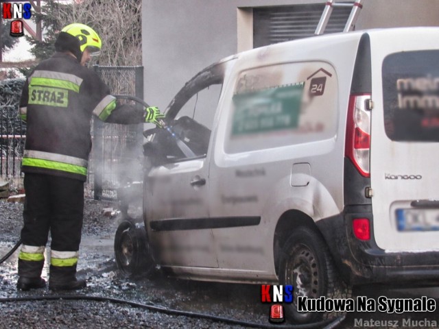 Kudowa-Czermna: pożar samochodu za budynkiem przy ul. Kościuszki