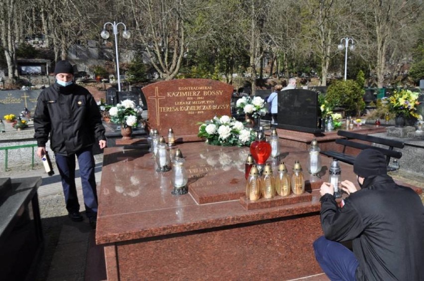 Marynarze odwiedzili groby zasłużonych ludzi Wybrzeża. Podchorążowie AMW pamiętają o swoich poprzednikach