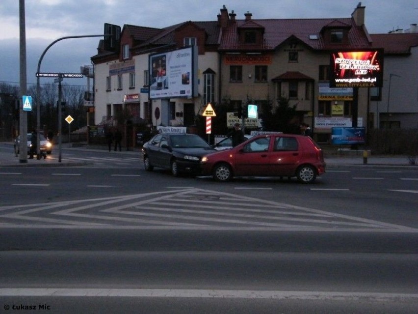 "Spotkanie" na środku skrzyżowania. Fot. Łukasz Mic