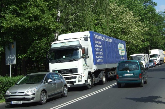 Zdarza się, że ciężarówki skracają sobie dojazd lokalnymi drogami