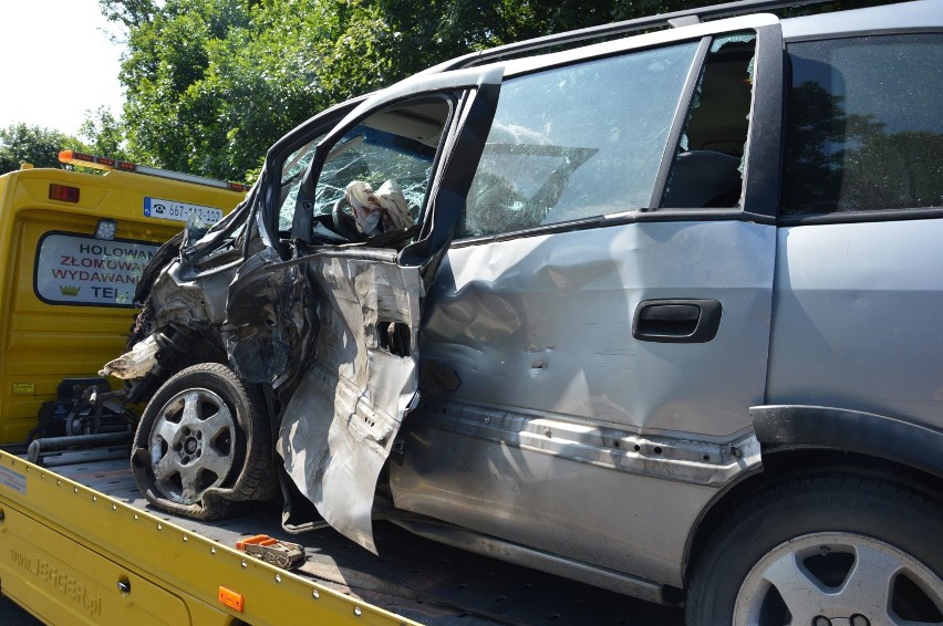 Wypadek na DK 12 w Poniatowie. Opel zafira zderzył się z...