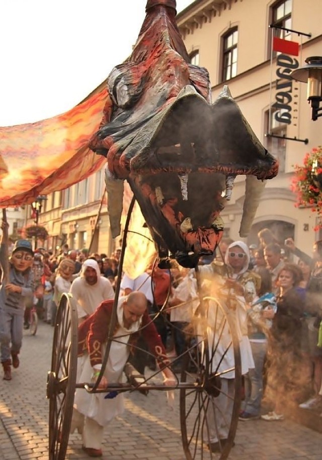 Carnaval rozpoczął się Wielką Paradą Kuglarską, kt&oacute;ra przeszła od Placu Litewskiego do Zamku Lubelskiego. Fot. Tomasz Hens