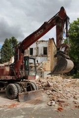 Koszary w Tczewie: trwa wyburzanie budynku [WIDEO, ZDJĘCIA]