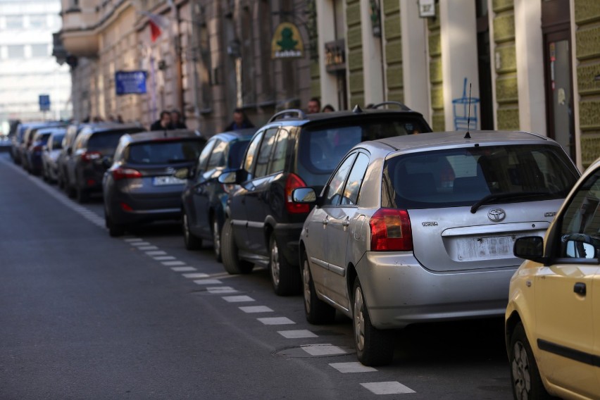 Kraków. Kilkadziesiąt samochodów uszkodzonych w centrum miasta