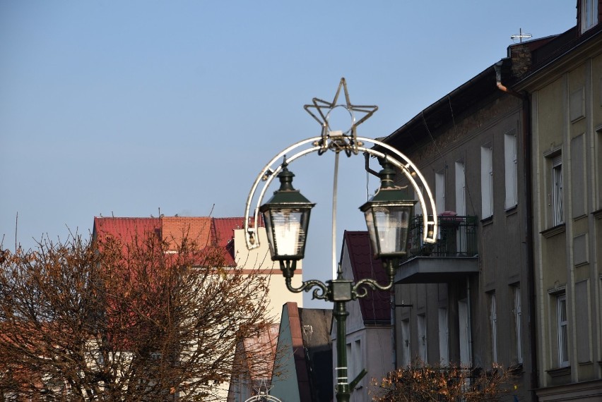 Grodzisk stroi się na święta. Rozpoczął się montaż świątecznych iluminacji i ozdób