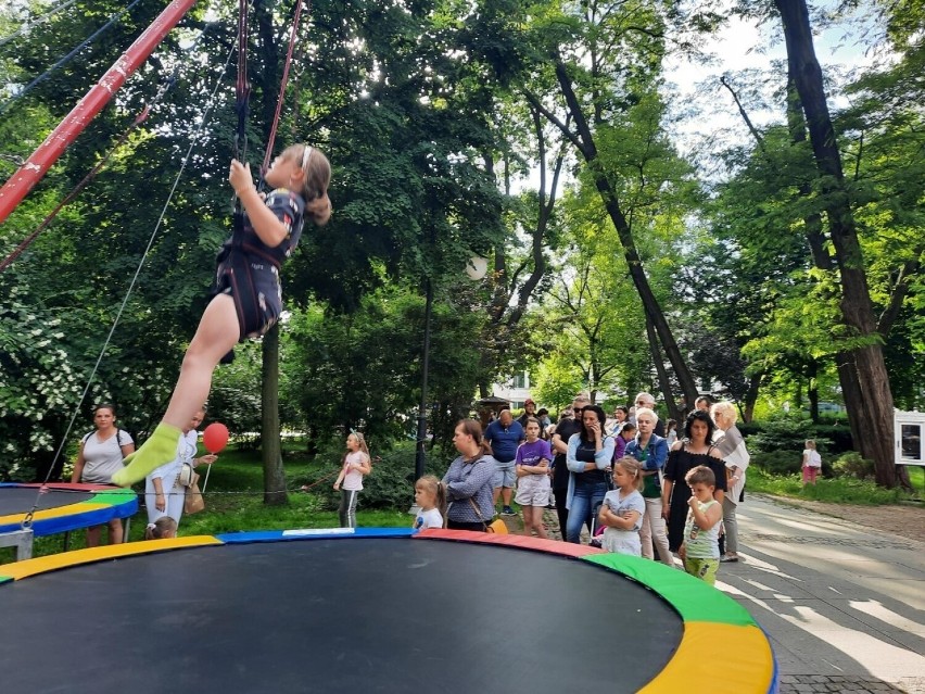 Free(Ra)dom Festiwal. Strefa Wolnych Dzieci w parku Kościuszki w Radomiu. Można chodzić po linie, skakać na trampolinie, zostać księżniczką