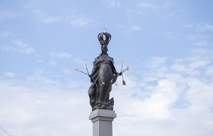 Figura Matki Bożej Łaskawej stanęła przy trasie S8. Ma 8 metrów wysokości, bo ''ma być widoczna dla wszystkich wjeżdżających do stolicy''