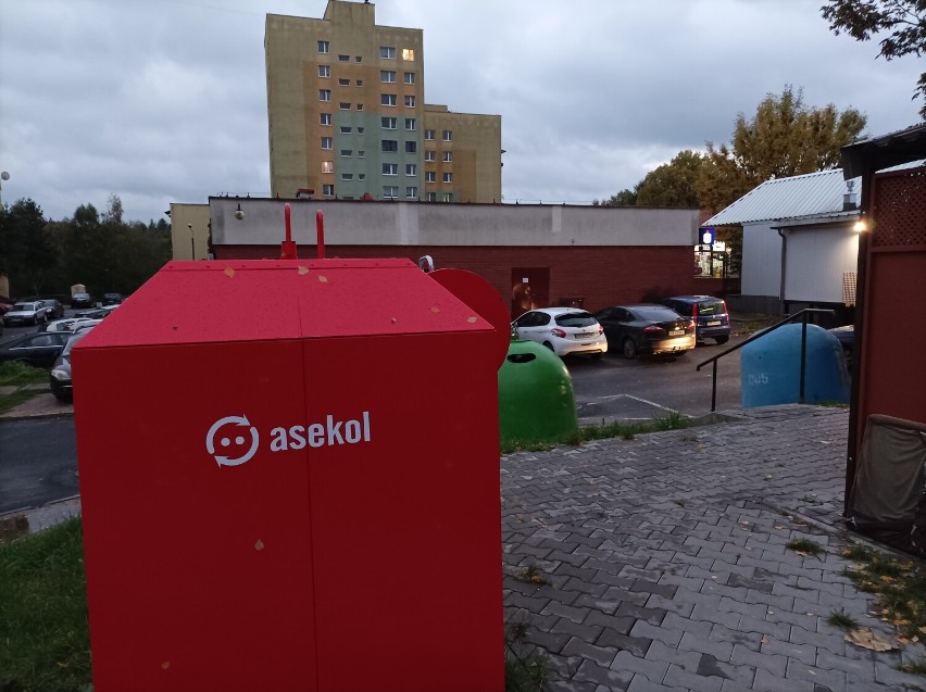Nowe czerwone pojemniki na elektrośmieci postawione w Mysłowicach 