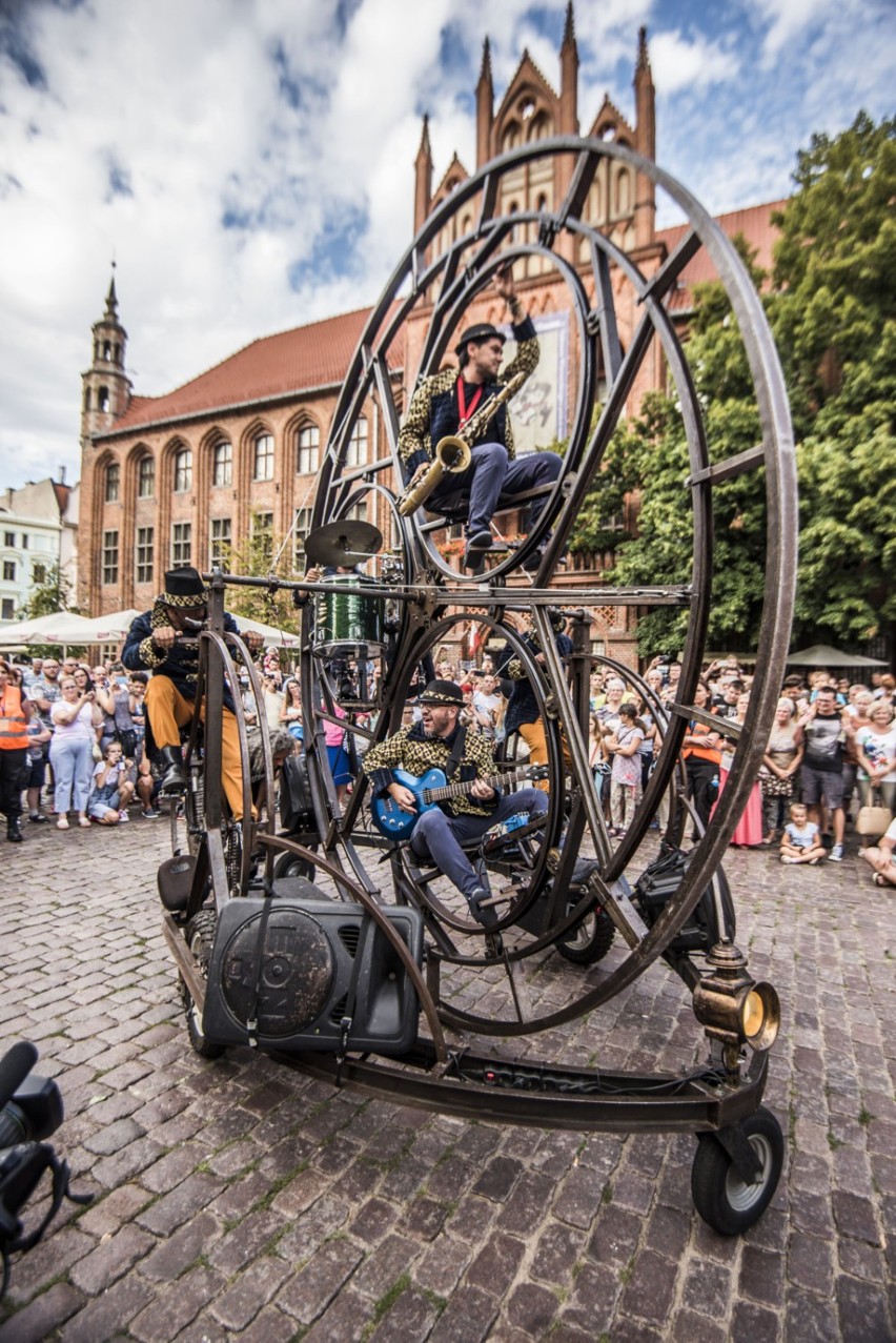 Zobacz także: Festiwal Teatrów Ulicznych: „Muare experience”...