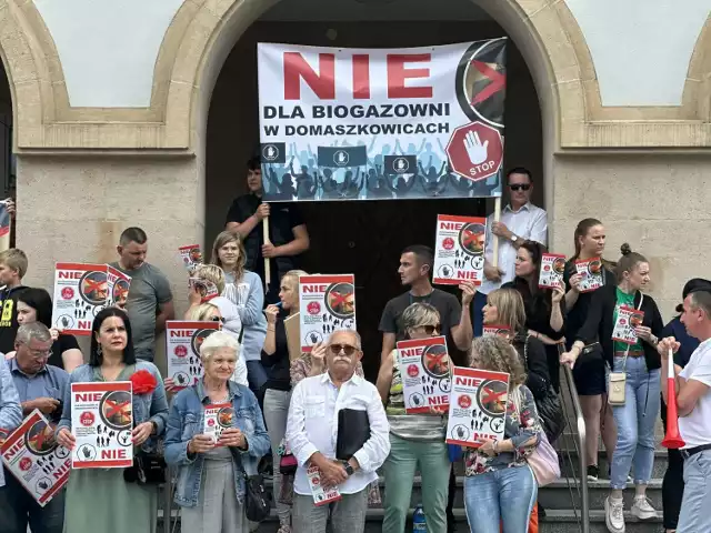 W czwartek ( 23 maja) pod urzędem miasta odbył się protest mieszkańców przeciwko budowie biogazowni w Domaszkowicach.