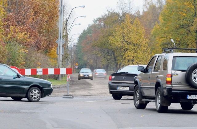 Roboty ruszyły - drogowcy zrywają asfalt, ale przeszkadzają im wjeżdżające mimo zakazu auta.