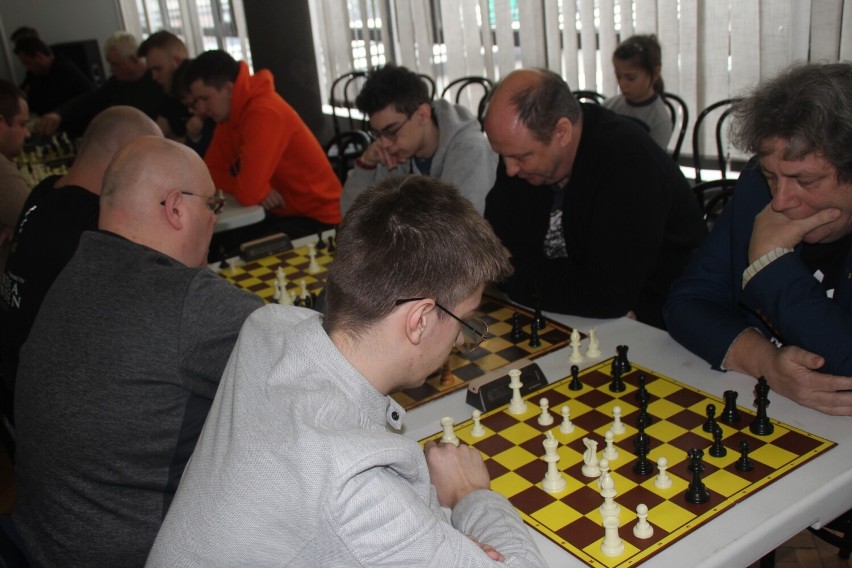 Turniej Szachowy w MDK w Radomsku. Gra ponad 50 szachistów. ZDJĘCIA, WYNIKI