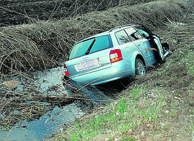 Uderzenie było tak silne, że audi wypadło z drogi i wpadło do rowu