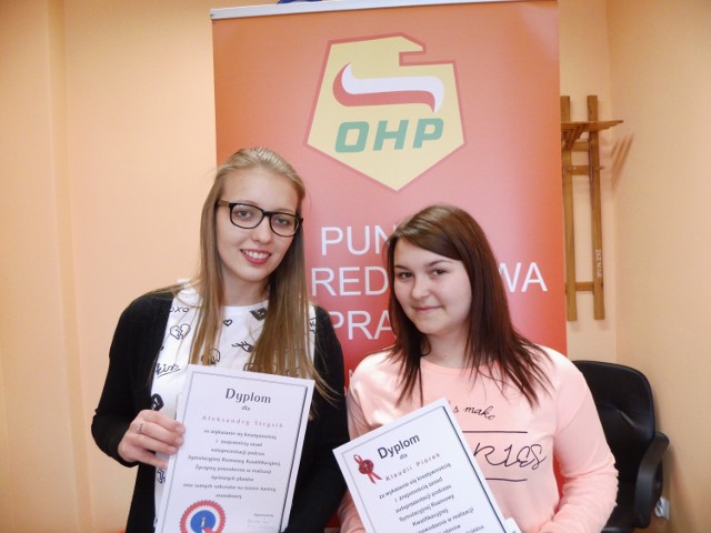 Laureatki konkursu wśród uczniów technikum - od lewej Aleksandra Strysik i Klaudia Piórek