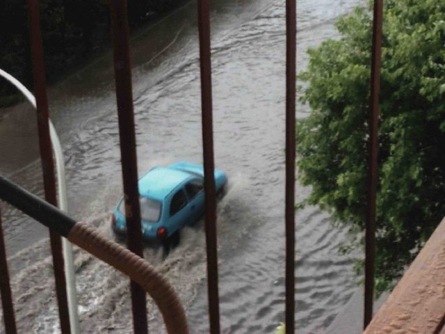 Jedno ze zdjęć, które radny Włodzimierz Sajda dostarczył prezydentowi Ostrowca Jarosławowi Wilczyńskiemu, pokazujące jak po deszczu wygląda ulica Traugutta.