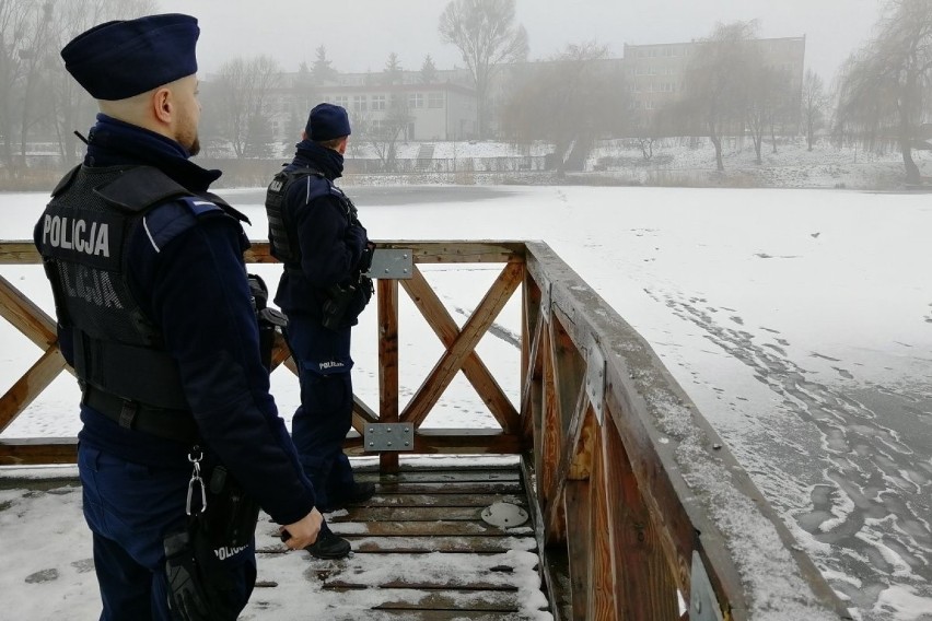 Policja ze Świecia zniechęca do wchodzenia na zamarznięte akweny, a strażacy zachęcają do budowy bezpiecznych lodowisk  