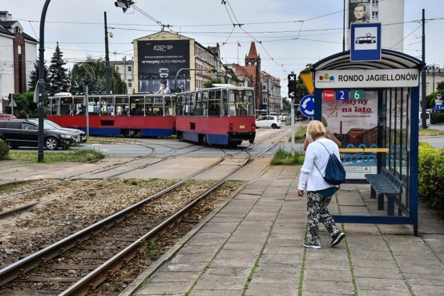 Czytelniczka zwraca, że niewielka korekta dotycząca zatrzymywania się tramwajów przy rondzie, ułatwiłaby życie mieszkańcom.