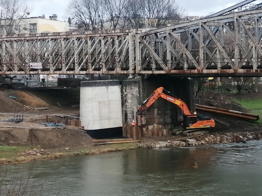 W centrum Przemyśla trwa budowa nowego mostu kolejowego.