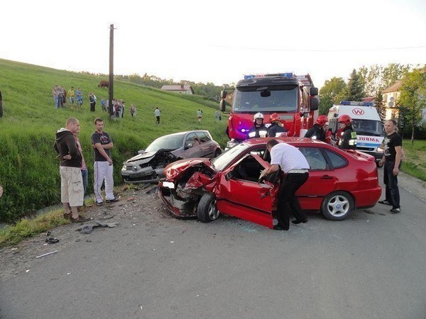 Czołowe zderzenie renault z seatem w Nawojowej [ZDJĘCIA]