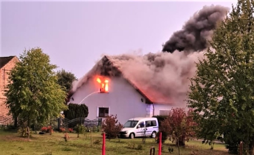 Dom w Krasowcu gasiły jednostki: JRG2 Gorzów, OSP Krasowiec,...