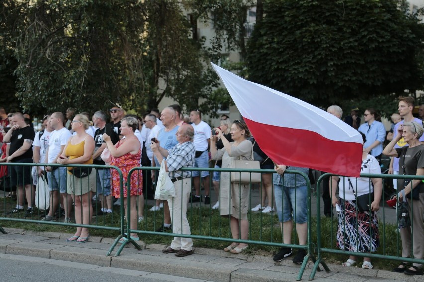 Marsz Pamięci śladami Rzezi Woli. Mieszkańcy Warszawy oddali hołd ofiarom cywilnym Powstania Warszawskiego