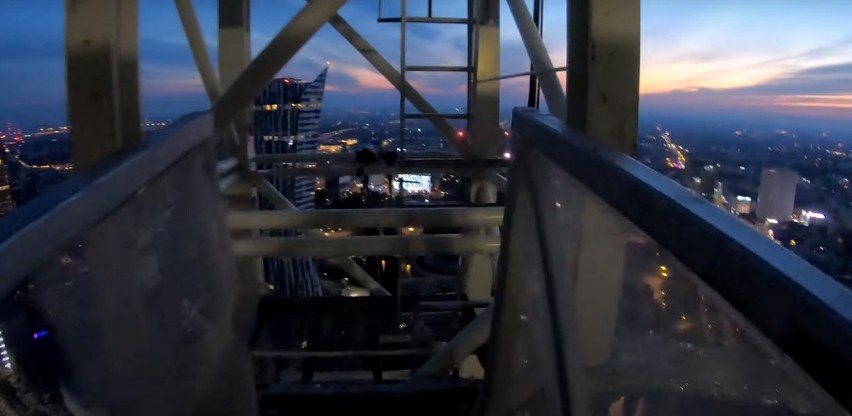 Varso Tower. Wspiął się na szczyt dźwigu budowy najwyższego wieżowca w UE. Przerażające nagranie