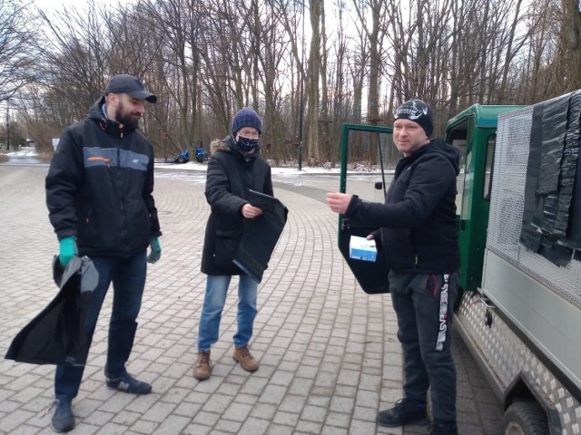 Mieszkańcy Sosnowca przybyli w sobotę na Stawiki, by sprzątać w okolicznych terenach zielonych. 

Zobacz kolejne zdjęcia. Przesuń zdjęcia w prawo - wciśnij strzałkę lub przycisk NASTĘPNE