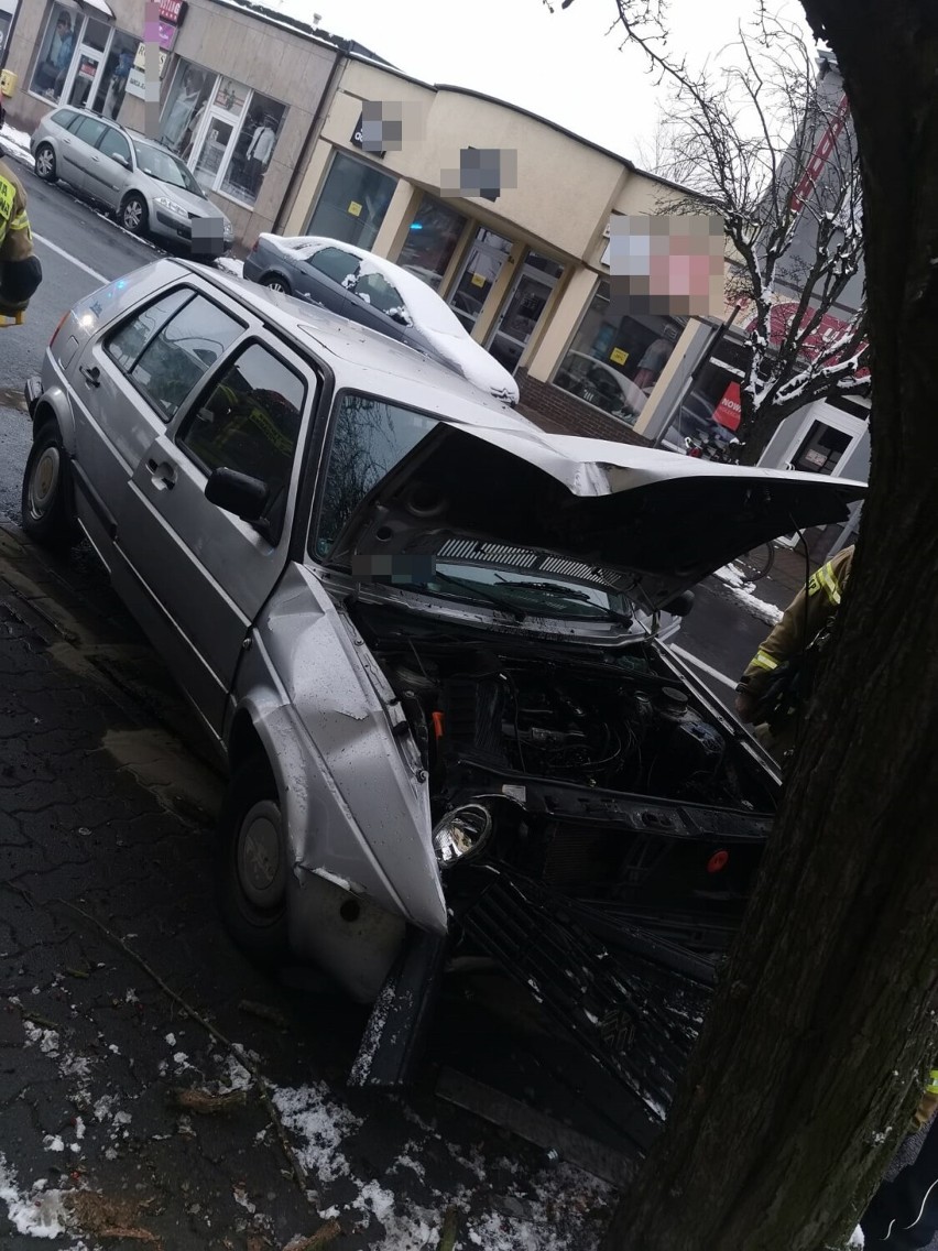 Samochód osobowy uderzył w drzewo w centrum Wągrowca. Kierowca był pijany 
