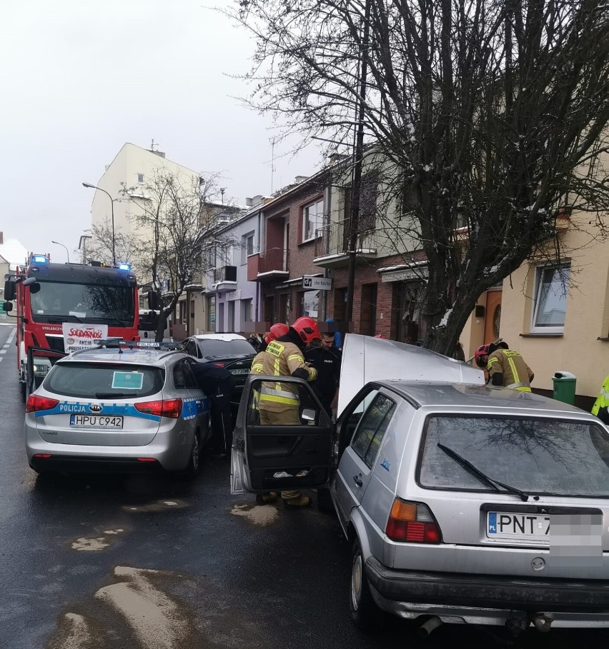 Samochód osobowy uderzył w drzewo w centrum Wągrowca. Kierowca był pijany 